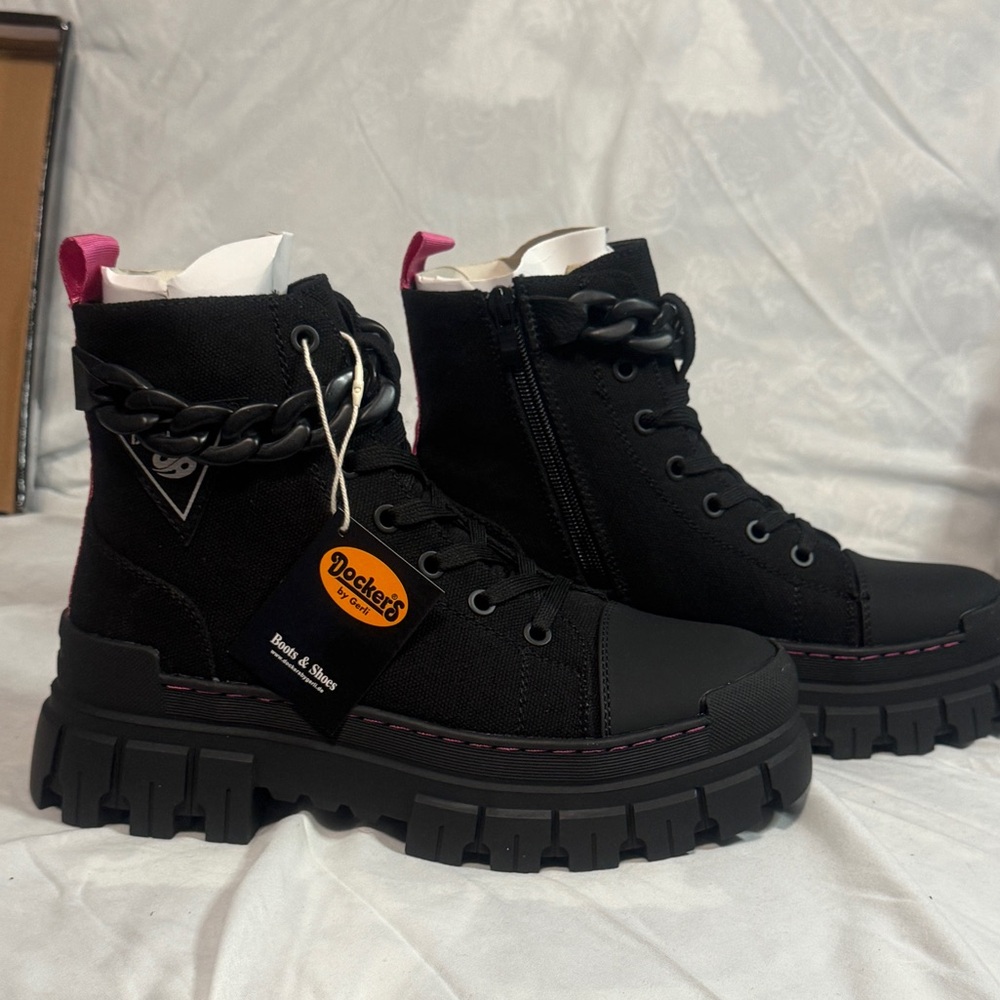 New With Tags Ladies Dockers Boots size 37